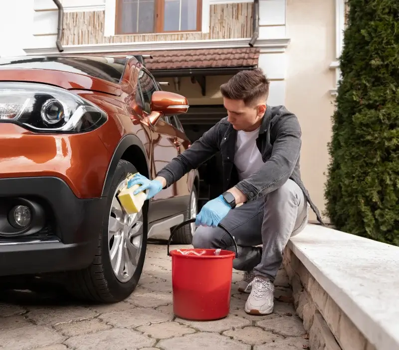 Lavage auto à domicile Montmelas-Saint-Sorlin : professionnel intervenant sur un véhicule